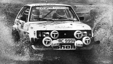 Stig Blomqvist - Björn Cederberg
30º Lombard RAC Rally 1981. Talbot Sunbeam Lotus (LAC 999V). Clasificado 3º.

Del 22 al 24 de Noviembre, Chester, Cheshire, Inglaterra.
Superficie: asfalto - tierra.

El Rally tenia un total de 2720 km de los que 722 km divididos en 65 tramos eran especiales.

Se inscribieron 154 equipos, tomaron la salida 151, finalizaron 54.@
Palabras clave: Stig_Blomqvist;Talbot;Lotus;Sunbeam;Gran_Bretaña;RAC_Rally;1981