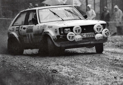 Stig Blomqvist - Björn Cederberg
30º Lombard RAC Rally 1981. Talbot Sunbeam Lotus (LAC 999V). Clasificado 3º.

Del 22 al 24 de Noviembre, Chester, Cheshire, Inglaterra.
Superficie: asfalto - tierra.

El Rally tenia un total de 2720 km de los que 722 km divididos en 65 tramos eran especiales.

Se inscribieron 154 equipos, tomaron la salida 151, finalizaron 54.@
Palabras clave: Stig_Blomqvist;Talbot;Lotus;Sunbeam;Gran_Bretaña;RAC_Rally;1981