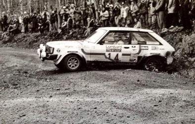 Stig Blomqvist - Björn Cederberg
30º Lombard RAC Rally 1981. Talbot Sunbeam Lotus (LAC 999V). Clasificado 3º.

Del 22 al 24 de Noviembre, Chester, Cheshire, Inglaterra.
Superficie: asfalto - tierra.

El Rally tenia un total de 2720 km de los que 722 km divididos en 65 tramos eran especiales.

Se inscribieron 154 equipos, tomaron la salida 151, finalizaron 54.@
Palabras clave: Stig_Blomqvist;Talbot;Lotus;Sunbeam;Gran_Bretaña;RAC_Rally;1981