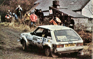 Stig Blomqvist - Björn Cederberg
30º Lombard RAC Rally 1981. Talbot Sunbeam Lotus (LAC 999V). Clasificado 3º.

Del 22 al 24 de Noviembre, Chester, Cheshire, Inglaterra.
Superficie: asfalto - tierra.

El Rally tenia un total de 2720 km de los que 722 km divididos en 65 tramos eran especiales.

Se inscribieron 154 equipos, tomaron la salida 151, finalizaron 54.@
Palabras clave: Stig_Blomqvist;Talbot;Lotus;Sunbeam;Gran_Bretaña;RAC_Rally;1981