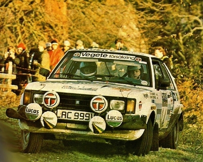 Stig Blomqvist - Björn Cederberg
30º Lombard RAC Rally 1981. Talbot Sunbeam Lotus (LAC 999V). Clasificado 3º.

Del 22 al 24 de Noviembre, Chester, Cheshire, Inglaterra.
Superficie: asfalto - tierra.

El Rally tenia un total de 2720 km de los que 722 km divididos en 65 tramos eran especiales.

Se inscribieron 154 equipos, tomaron la salida 151, finalizaron 54.@
Palabras clave: Stig_Blomqvist;Talbot;Lotus;Sunbeam;Gran_Bretaña;RAC_Rally;1981