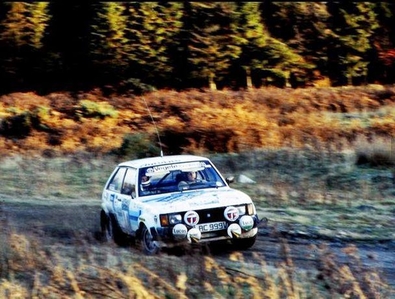 Stig Blomqvist - Björn Cederberg
30º Lombard RAC Rally 1981. Talbot Sunbeam Lotus (LAC 999V). Clasificado 3º.

Del 22 al 24 de Noviembre, Chester, Cheshire, Inglaterra.
Superficie: asfalto - tierra.

El Rally tenia un total de 2720 km de los que 722 km divididos en 65 tramos eran especiales.

Se inscribieron 154 equipos, tomaron la salida 151, finalizaron 54.@
Palabras clave: Stig_Blomqvist;Talbot;Lotus;Sunbeam;Gran_Bretaña;RAC_Rally;1981