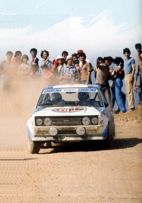 Attilio Bettega - Maurizio Perissinot
28º Acropolis 1981. Fiat 131 Abarth (TO-92452R). Clasificado 3º.

Del 1 al 4 de Junio, Atenas - Piraeus, Grecia.
Superficie: tierra.

El Rally tenía un total de 2,504.60 km de los que 995.59 km divididos en 57 tramos eran especiales, (2 de ellos fueron cancelados, SS4 Neos Prodromos de 33.02 km y SS35 Mandra de 7.91 km).

Se inscribieron 133 equipos, tomaron la salida 133, finalizaron 22.@
Palabras clave: ;Fiat;Abarth;Acropolis;Grecia;1981