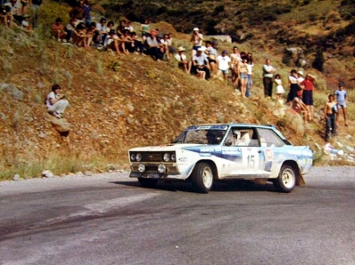 Attilio Bettega - Maurizio Perissinot
28º Acropolis 1981. Fiat 131 Abarth (TO-92452R). Clasificado 3º.

Del 1 al 4 de Junio, Atenas - Piraeus, Grecia.
Superficie: tierra.

El Rally tenía un total de 2,504.60 km de los que 995.59 km divididos en 57 tramos eran especiales, (2 de ellos fueron cancelados, SS4 Neos Prodromos de 33.02 km y SS35 Mandra de 7.91 km).

Se inscribieron 133 equipos, tomaron la salida 133, finalizaron 22.@
Palabras clave: ;Fiat;Abarth;Acropolis;Grecia;1981
