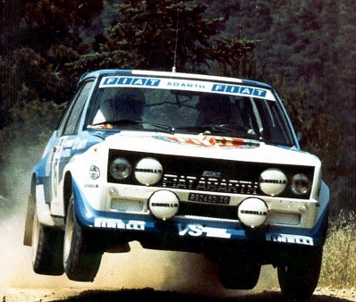 Attilio Bettega - Maurizio Perissinot
28º Acropolis 1981. Fiat 131 Abarth (TO-92452R). Clasificado 3º.

Del 1 al 4 de Junio, Atenas - Piraeus, Grecia.
Superficie: tierra.

El Rally tenía un total de 2,504.60 km de los que 995.59 km divididos en 57 tramos eran especiales, (2 de ellos fueron cancelados, SS4 Neos Prodromos de 33.02 km y SS35 Mandra de 7.91 km).

Se inscribieron 133 equipos, tomaron la salida 133, finalizaron 22.@
Palabras clave: ;Fiat;Abarth;Acropolis;Grecia;1981