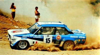 Attilio Bettega - Maurizio Perissinot
28º Acropolis 1981. Fiat 131 Abarth (TO-92452R). Clasificado 3º.

Del 1 al 4 de Junio, Atenas - Piraeus, Grecia.
Superficie: tierra.

El Rally tenía un total de 2,504.60 km de los que 995.59 km divididos en 57 tramos eran especiales, (2 de ellos fueron cancelados, SS4 Neos Prodromos de 33.02 km y SS35 Mandra de 7.91 km).

Se inscribieron 133 equipos, tomaron la salida 133, finalizaron 22.@
Palabras clave: ;Fiat;Abarth;Acropolis;Grecia;1981