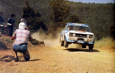 Attilio Bettega - Maurizio Perissinot
28º Acropolis 1981. Fiat 131 Abarth (TO-92452R). Clasificado 3º.

Del 1 al 4 de Junio, Atenas - Piraeus, Grecia.
Superficie: tierra.

El Rally tenía un total de 2,504.60 km de los que 995.59 km divididos en 57 tramos eran especiales, (2 de ellos fueron cancelados, SS4 Neos Prodromos de 33.02 km y SS35 Mandra de 7.91 km).

Se inscribieron 133 equipos, tomaron la salida 133, finalizaron 22.@
Palabras clave: ;Fiat;Abarth;Acropolis;Grecia;1981