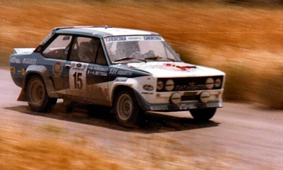 Attilio Bettega - Maurizio Perissinot
28º Acropolis 1981. Fiat 131 Abarth (TO-92452R). Clasificado 3º.

Del 1 al 4 de Junio, Atenas - Piraeus, Grecia.
Superficie: tierra.

El Rally tenía un total de 2,504.60 km de los que 995.59 km divididos en 57 tramos eran especiales, (2 de ellos fueron cancelados, SS4 Neos Prodromos de 33.02 km y SS35 Mandra de 7.91 km).

Se inscribieron 133 equipos, tomaron la salida 133, finalizaron 22.@
Palabras clave: ;Fiat;Abarth;Acropolis;Grecia;1981