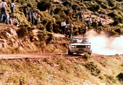 Attilio Bettega - Maurizio Perissinot
28º Acropolis 1981. Fiat 131 Abarth (TO-92452R). Clasificado 3º.

Del 1 al 4 de Junio, Atenas - Piraeus, Grecia.
Superficie: tierra.

El Rally tenía un total de 2,504.60 km de los que 995.59 km divididos en 57 tramos eran especiales, (2 de ellos fueron cancelados, SS4 Neos Prodromos de 33.02 km y SS35 Mandra de 7.91 km).

Se inscribieron 133 equipos, tomaron la salida 133, finalizaron 22.@
Palabras clave: ;Fiat;Abarth;Acropolis;Grecia;1981