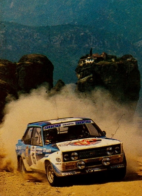 Attilio Bettega - Maurizio Perissinot
28º Acropolis 1981. Fiat 131 Abarth (TO-92452R). Clasificado 3º.

Del 1 al 4 de Junio, Atenas - Piraeus, Grecia.
Superficie: tierra.

El Rally tenía un total de 2,504.60 km de los que 995.59 km divididos en 57 tramos eran especiales, (2 de ellos fueron cancelados, SS4 Neos Prodromos de 33.02 km y SS35 Mandra de 7.91 km).

Se inscribieron 133 equipos, tomaron la salida 133, finalizaron 22.@
Palabras clave: ;Fiat;Abarth;Acropolis;Grecia;1981