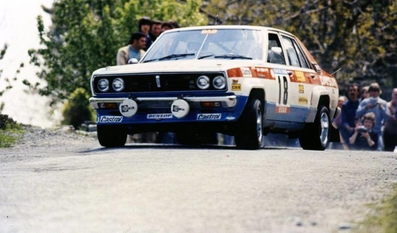 Anthony (Tony) Pond - Ian Grindrod
25º Tour de Corse - Rallye de France 1981. Datsun Violet (KNY58YA5563). Clasificado 3º.

Del 30 de Abril al 2 de Mayo, Ajaccio.
Superficie: asfalto.
El Rally tenia un total de 1613 km de los que 1144 km divididos en 24 tramos eran especiales.
Se inscribieron 126 equipos, tomaron la salida 120, finalizaron 42.@
Palabras clave: Tony_Pond;Corse;Corcega;Datsun;Violet;1981