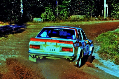 Timo Salonen - Seppo Harjanne
31º 1000 Lakes Rally 1981. Datsun Violet GT (TKS57NI444). Clasificado 4º.

Del 28 al 30 de Agosto, Jyväskylä, Finlandia.
Superficie: tierra.

El Rally tenia un total de 1418.89 km de los que 453.09 km divididos en 48 tramos eran especiales, (2 de ellas fueron canceladas SS11 y SS37 Ristijarvi de 13.20 Km).

Se inscribieron 152 equipos, tomaron la salida 146, finalizaron 66.

© Kari Näätänen
@@
Palabras clave: Timo_Salonen;Datsun;Violet;Finlandia;1981