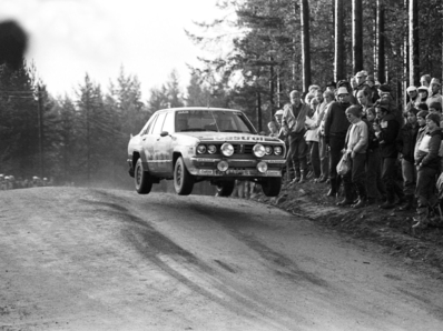 Timo Salonen - Seppo Harjanne
31º 1000 Lakes Rally 1981. Datsun Violet GT (TKS57NI444). Clasificado 4º.

Del 28 al 30 de Agosto, Jyväskylä, Finlandia.
Superficie: tierra.

El Rally tenia un total de 1418.89 km de los que 453.09 km divididos en 48 tramos eran especiales, (2 de ellas fueron canceladas SS11 y SS37 Ristijarvi de 13.20 Km).

Se inscribieron 152 equipos, tomaron la salida 146, finalizaron 66.@
Palabras clave: Timo_Salonen;Datsun;Violet;Finlandia;1981;