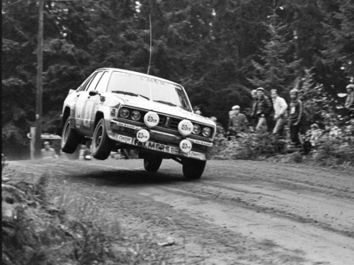 Timo Salonen - Seppo Harjanne
31º 1000 Lakes Rally 1981. Datsun Violet GT (TKS57NI444). Clasificado 4º.

Del 28 al 30 de Agosto, Jyväskylä, Finlandia.
Superficie: tierra.

El Rally tenia un total de 1418.89 km de los que 453.09 km divididos en 48 tramos eran especiales, (2 de ellas fueron canceladas SS11 y SS37 Ristijarvi de 13.20 Km).

Se inscribieron 152 equipos, tomaron la salida 146, finalizaron 66.@
Palabras clave: Timo_Salonen;Datsun;Violet;Finlandia;1981;