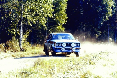 Timo Salonen - Seppo Harjanne
31º 1000 Lakes Rally 1981. Datsun Violet GT (TKS57NI444). Clasificado 4º.

Del 28 al 30 de Agosto, Jyväskylä, Finlandia.
Superficie: tierra.

El Rally tenia un total de 1418.89 km de los que 453.09 km divididos en 48 tramos eran especiales, (2 de ellas fueron canceladas SS11 y SS37 Ristijarvi de 13.20 Km).

Se inscribieron 152 equipos, tomaron la salida 146, finalizaron 66.@
Palabras clave: Timo_Salonen;Datsun;Violet;Finlandia;1981