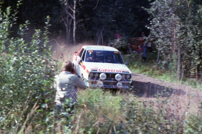 Timo Salonen - Seppo Harjanne
31º 1000 Lakes Rally 1981. Datsun Violet GT (TKS57NI444). Clasificado 4º.

Del 28 al 30 de Agosto, Jyväskylä, Finlandia.
Superficie: tierra.

El Rally tenia un total de 1418.89 km de los que 453.09 km divididos en 48 tramos eran especiales, (2 de ellas fueron canceladas SS11 y SS37 Ristijarvi de 13.20 Km).

Se inscribieron 152 equipos, tomaron la salida 146, finalizaron 66.@
Palabras clave: Timo_Salonen;Datsun;Violet;Finlandia;1981