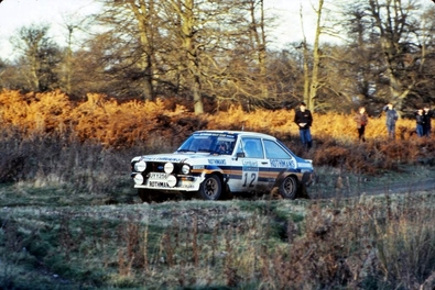 Pentti Airikkala - Phil Short
30º Lombard RAC Rally 1981. Ford Escort RS1800 MKII (UYY 256S). Clasificado 4º.

Del 22 al 24 de Noviembre, Chester, Cheshire, Inglaterra.
Superficie: asfalto - tierra.

El Rally tenia un total de 2720 km de los que 722 km divididos en 65 tramos eran especiales.

Se inscribieron 154 equipos, tomaron la salida 151, finalizaron 54.@
Palabras clave: ;Ford;Escort;MKII;Inglaterra;1981;RAC_Rally