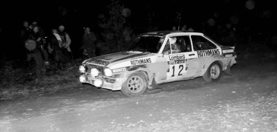 Pentti Airikkala - Phil Short
30º Lombard RAC Rally 1981. Ford Escort RS1800 MKII (UYY 256S). Clasificado 4º.

Del 22 al 24 de Noviembre, Chester, Cheshire, Inglaterra.
Superficie: asfalto - tierra.

El Rally tenia un total de 2720 km de los que 722 km divididos en 65 tramos eran especiales.

Se inscribieron 154 equipos, tomaron la salida 151, finalizaron 54.@
Palabras clave: ;Ford;Escort;MKII;Inglaterra;1981;RAC_Rally