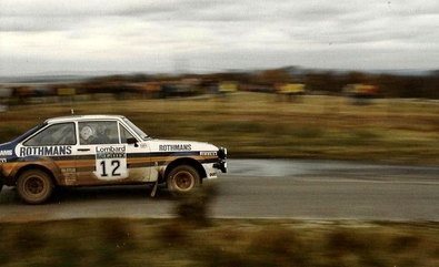 Pentti Airikkala - Phil Short
30º Lombard RAC Rally 1981. Ford Escort RS1800 MKII (UYY 256S). Clasificado 4º.

Del 22 al 24 de Noviembre, Chester, Cheshire, Inglaterra.
Superficie: asfalto - tierra.

El Rally tenia un total de 2720 km de los que 722 km divididos en 65 tramos eran especiales.

Se inscribieron 154 equipos, tomaron la salida 151, finalizaron 54.@
Palabras clave: ;Ford;Escort;MKII;Inglaterra;1981;RAC_Rally