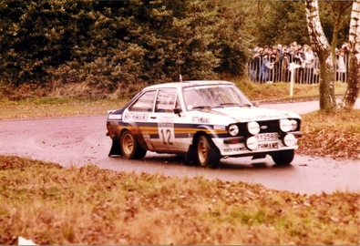 Pentti Airikkala - Phil Short
30º Lombard RAC Rally 1981. Ford Escort RS1800 MKII (UYY 256S). Clasificado 4º.

Del 22 al 24 de Noviembre, Chester, Cheshire, Inglaterra.
Superficie: asfalto - tierra.

El Rally tenia un total de 2720 km de los que 722 km divididos en 65 tramos eran especiales.

Se inscribieron 154 equipos, tomaron la salida 151, finalizaron 54.@
Palabras clave: ;Ford;Escort;MKII;Inglaterra;1981;RAC_Rally