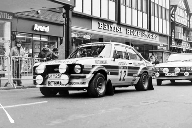 Pentti Airikkala - Phil Short
30º Lombard RAC Rally 1981. Ford Escort RS1800 MKII (UYY 256S). Clasificado 4º.

Del 22 al 24 de Noviembre, Chester, Cheshire, Inglaterra.
Superficie: asfalto - tierra.

El Rally tenia un total de 2720 km de los que 722 km divididos en 65 tramos eran especiales.

Se inscribieron 154 equipos, tomaron la salida 151, finalizaron 54.@
Palabras clave: ;Ford;Escort;MKII;Inglaterra;1981;RAC_Rally