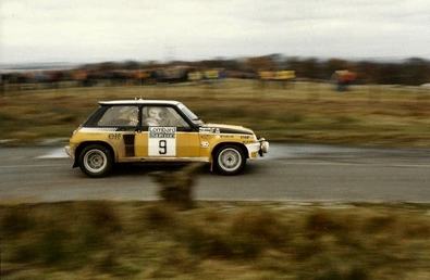 Jean Ragnotti - Martin Holmes
30º Lombard RAC Rally 1981. Renault 5 Turbo (440 VB 91). Clasificado 5º.

Del 22 al 24 de Noviembre, Chester, Cheshire, Inglaterra.
Superficie: asfalto - tierra.

El Rally tenia un total de 2720.00 km de los que 722.00 km divididos en 65 tramos eran especiales.

Se inscribieron 154 equipos, tomaron la salida 151, finalizaron 54.@
Palabras clave: ;Renault;Turbo;Gran_Bretaña;RAC_Rally;1981