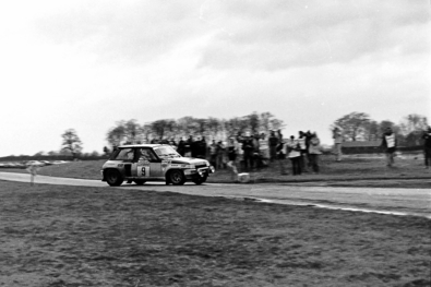 Jean Ragnotti - Martin Holmes
30º Lombard RAC Rally 1981. Renault 5 Turbo (440 VB 91). Clasificado 5º.

Del 22 al 24 de Noviembre, Chester, Cheshire, Inglaterra.
Superficie: asfalto - tierra.

El Rally tenia un total de 2720.00 km de los que 722.00 km divididos en 65 tramos eran especiales.

Se inscribieron 154 equipos, tomaron la salida 151, finalizaron 54.@
Palabras clave: ;Renault;Turbo;Gran_Bretaña;RAC_Rally;1981