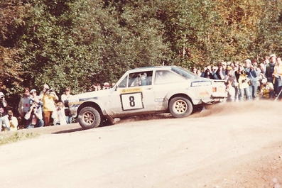 Pentti Airikkala - Risto Virtanen
31º 1000 Lakes Rally 1981. Ford Escort RS1800 MKII (UYY 256S). Clasificado 5º.

Del 28 al 30 de Agosto, Jyväskylä, Finlandia.
Superficie: tierra.

El Rally tenia un total de 1418.89 km de los que 453.09 km divididos en 48 tramos eran especiales, (2 de ellas fueron canceladas SS11 y SS37 Ristijarvi de 13.20 Km).

Se inscribieron 152 equipos, tomaron la salida 146, finalizaron 66.@
Palabras clave: ;Ford;Escort;MKII;Finlandia;1981