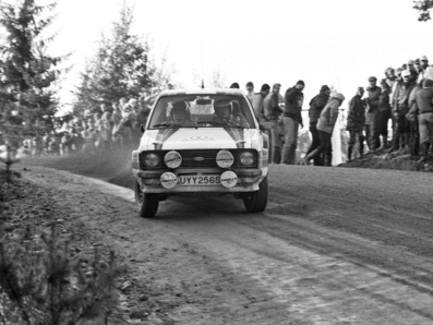 Pentti Airikkala - Risto Virtanen
31º 1000 Lakes Rally 1981. Ford Escort RS1800 MKII (UYY 256S). Clasificado 5º.

Del 28 al 30 de Agosto, Jyväskylä, Finlandia.
Superficie: tierra.

El Rally tenia un total de 1418.89 km de los que 453.09 km divididos en 48 tramos eran especiales, (2 de ellas fueron canceladas SS11 y SS37 Ristijarvi de 13.20 Km).

Se inscribieron 152 equipos, tomaron la salida 146, finalizaron 66.@
Palabras clave: ;Ford;Escort;MKII;Finlandia;1981