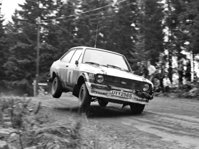 Pentti Airikkala - Risto Virtanen
31º 1000 Lakes Rally 1981. Ford Escort RS1800 MKII (UYY 256S). Clasificado 5º.

Del 28 al 30 de Agosto, Jyväskylä, Finlandia.
Superficie: tierra.

El Rally tenia un total de 1418.89 km de los que 453.09 km divididos en 48 tramos eran especiales, (2 de ellas fueron canceladas SS11 y SS37 Ristijarvi de 13.20 Km).

Se inscribieron 152 equipos, tomaron la salida 146, finalizaron 66.@
Palabras clave: ;Ford;Escort;MKII;Finlandia;1981