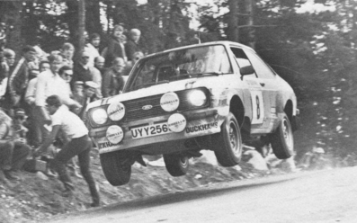 Pentti Airikkala - Risto Virtanen
31º 1000 Lakes Rally 1981. Ford Escort RS1800 MKII (UYY 256S). Clasificado 5º.

Del 28 al 30 de Agosto, Jyväskylä, Finlandia.
Superficie: tierra.

El Rally tenia un total de 1418.89 km de los que 453.09 km divididos en 48 tramos eran especiales, (2 de ellas fueron canceladas SS11 y SS37 Ristijarvi de 13.20 Km).

Se inscribieron 152 equipos, tomaron la salida 146, finalizaron 66.@
Palabras clave: ;Ford;Escort;MKII;Finlandia;1981;