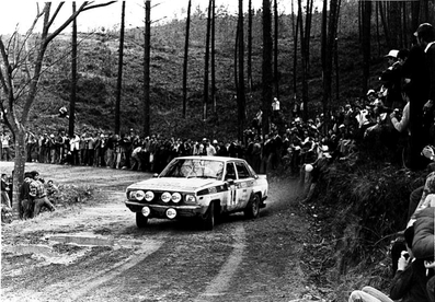 Anthony (Tony) Pond - Ian Grindrod
15º Rallye de Portugal Vinho do Porto 1981. Datsun 160J (KNY59 TSU 5211). Clasificado 5º.
Team Datsun Europe

Del 4 al 7 de Marzo, Estoril, Cascais, Lisboa, Portugal.
Superficie: asfalto - tierra.

El Rally tenia un total de 2571.00 km de los que 678.00 km divididos en 46 tramos eran especiales.

Se inscribieron 110 equipos, tomaron la salida 95, finalizaron 24.@
Palabras clave: Portugal;Datsun;1981