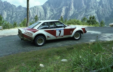 Per Eklund - Jan-Olof Bohlin
25º Tour de Corse - Rallye de France 1981. Toyota Celica 2000GT (K-XA 848). Clasificado 6º.
Del 30 de Abril al 2 de Mayo, Ajaccio.
Superficie: asfalto.
El Rally tenia un total de 1613 km de los que 1144 km divididos en 24 tramos eran especiales.
Se inscribieron 126 equipos, tomaron la salida 120, finalizaron 42.@
Palabras clave: ;Corse;Corcega;Toyota;1981;Celica