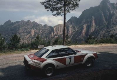 Per Eklund - Jan-Olof Bohlin
25º Tour de Corse - Rallye de France 1981. Toyota Celica 2000GT (K-XA 848). Clasificado 6º.
Del 30 de Abril al 2 de Mayo, Ajaccio.
Superficie: asfalto.
El Rally tenia un total de 1613 km de los que 1144 km divididos en 24 tramos eran especiales.
Se inscribieron 126 equipos, tomaron la salida 120, finalizaron 42.@
Palabras clave: ;Corse;Corcega;Toyota;1981;Celica