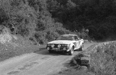 Per Eklund - Jan-Olof Bohlin
25º Tour de Corse - Rallye de France 1981. Toyota Celica 2000GT (K-XA 848). Clasificado 6º.
Del 30 de Abril al 2 de Mayo, Ajaccio.
Superficie: asfalto.
El Rally tenia un total de 1613 km de los que 1144 km divididos en 24 tramos eran especiales.
Se inscribieron 126 equipos, tomaron la salida 120, finalizaron 42.@
Palabras clave: ;Corse;Corcega;Toyota;1981;Celica