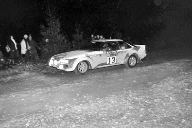 Per Eklund - Ragnar Spjuth
30º Lombard RAC Rally 1981. Toyota Celica 2000 GT (K-YC 149). Clasificado 6º.

Del 22 al 24 de Noviembre, Chester, Cheshire, Inglaterra.
Superficie: asfalto - tierra.

El Rally tenia un total de 2720 km de los que 722 km divididos en 65 tramos eran especiales.

Se inscribieron 154 equipos, tomaron la salida 151, finalizaron 54.@
Palabras clave: ;Toyota;Celica;Gran_Bretaña;1981;RAC_Rally