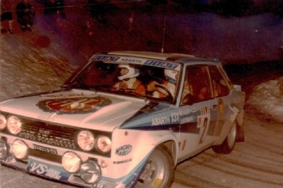 Markku Alen - Ilkka Kivimäki
49º Rallye Automobile de Monte-Carlo 1981. Fiat 131 Abarth (TO U48219). Clasificado 7º.

Del 24 al 30 de Enero, Monte-Carlo.
Superficie: asfalto - nieve.

El Rally tenia un total de 3930.00 km de los que 750.00 km divididos en 32 tramos eran especiales.

Se inscribieron 274 equipos, tomaron la salida 263, finalizaron 133.@
Palabras clave: Markku_Alen;Ilkka_Kivimaki;Fiat;Abarth;Montecarlo;1981;nieve