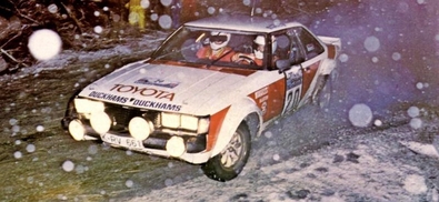 Terry Kaby - Rob Arthur
30º Lombard RAC Rally 1981. Toyota Celica 2000 GT -RA45- (K-RV 661). Clasificado 8º.

Del 22 al 24 de Noviembre, Chester, Cheshire, Inglaterra.
Superficie: asfalto - tierra.

El Rally tenia un total de 2720 km de los que 722 km divididos en 65 tramos eran especiales.

Se inscribieron 154 equipos, tomaron la salida 151, finalizaron 54.@
Palabras clave: Toyota;Celica;Gran_Bretaña;1981;RAC_Rally