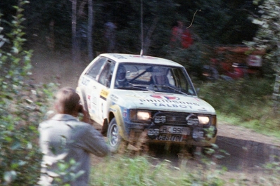 Stig Blomqvist - Bjorn Cederberg
31º 1000 Lakes Rally 1981. Talbot Sunbeam Lotus (LAC 999V). Clasificado 8º.

Del 28 al 30 de Agosto, Jyväskylä, Finlandia.
Superficie: tierra.

El Rally tenia un total de 1418.89 km de los que 453.09 km divididos en 48 tramos eran especiales, (2 de ellas fueron canceladas SS11 y SS37 Ristijarvi de 13.20 Km).

Se inscribieron 152 equipos, tomaron la salida 146, finalizaron 66.@
Palabras clave: Stig_Blomqvist;Talbot;Sunbeam;Lotus;Finlandia;1981