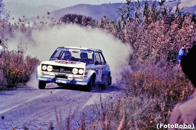 Markku Alén - Ilkka Kivimäki
23º Rallye Sanremo 1981. Fiat 131 Abarth (TO R92449). Clasificado 9º.

Del 5 al 10 de Octubre, Sanremo, Liguria, Imperia, Italia.
Superficie: asfalto - tierra.

El Rally tenia un total de 2847.00 km de los que 751.06 km divididos en 61 tramos eran especiales, (2 de ellas fueron canceladas SS51 Upega de 12.35 km y SS56 San Romolo de 34.95 km).

Tomaron la salida 63 equipos, finalizaron 27.

© Alberto Anam
@
Palabras clave: Markku_Alen;Fiat;Abarth;Sanremo;1981