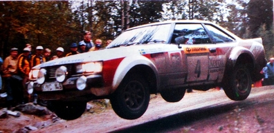 Björn Waldegard - Hans Thorszelius
31º 1000 Lakes Rally 1981. Toyota Celica 2000GT. Clasificado 9º.
El Rally tenia un total de 1420 km de los que 440 km divididos en 48 tramos, eran especiales, (2 de ellas fueron canceladas SS11 y SS37 Ristijarvi de 13.20 Km).
Se inscribieron 152 equipos, tomaron la salida 146, finalizaron 66.@
Palabras clave: ;Toyota;Celica;Finlandia;1981;