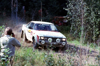 Björn Waldegard - Hans Thorszelius
31º 1000 Lakes Rally 1981. Toyota Celica 2000GT. Clasificado 9º.
El Rally tenia un total de 1420 km de los que 440 km divididos en 48 tramos, eran especiales, (2 de ellas fueron canceladas SS11 y SS37 Ristijarvi de 13.20 Km).
Se inscribieron 152 equipos, tomaron la salida 146, finalizaron 66.@
Palabras clave: ;Toyota;Celica;Finlandia;1981