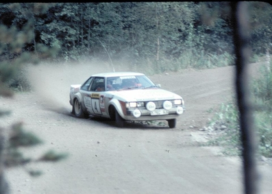 Björn Waldegard - Hans Thorszelius
31º 1000 Lakes Rally 1981. Toyota Celica 2000GT -RA45- (K-YC 149). Clasificado 9º.

Del 28 al 30 de Agosto, Jyväskylä, Finlandia.
Superficie: tierra.

El Rally tenia un total de 1418.89 km de los que 453.09 km divididos en 48 tramos eran especiales, (2 de ellas fueron canceladas SS11 y SS37 Ristijarvi de 13.20 Km).

Se inscribieron 152 equipos, tomaron la salida 146, finalizaron 66.@
Palabras clave: ;Toyota;Celica;Finlandia;1981