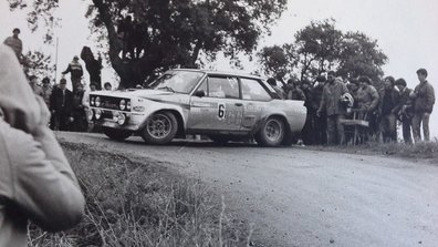 Dario Cerrato - Luciano Guizzardi
14º Rallye dell'Isola d'Elba 1981. Fiat 131 Abarth (TO V39606). Abandonó, desconocemos el motivo.

Del 22 al 24 de Abril, Campo di Marina, Toscana, Livorno, Italia.
Superficie: asfalto - tierra.

Tomaron la salida 112 equipos, finalizaron 33.

Foto de Andrea Taxi.
@
Palabras clave: Dario_Cerrato;Elba;Fiat;1981;Abarth