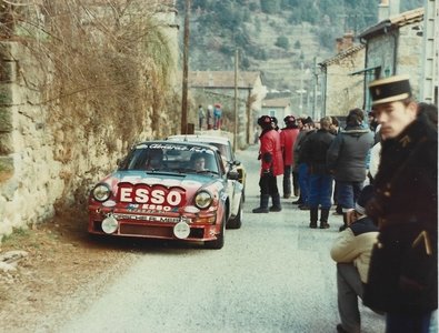 Jean-Luc Thérier - Michel Vial
49º Rallye Automobile de Monte-Carlo 1981. Porsche 911 SC (4769 RP 34).

Jean-Luc Thérier y Jean Ragnotti lucharon durante toda la prueba para mantenerse en la primera posición, hasta que en el primer tramo de la última etapa, SS25 Moulinet - La Bollène 2 (Turini) de 22.00 km, y durante su descenso, unos energúmenos tiraron nieve en una de las curvas justo antes del paso del Porsche 911 SC de Jean-Luc Thérier, saliéndose éste de pista y perdiendo mucho tiempo para volver a ella, quedando al final de la prueba en 95º lugar.

Del 24 al 30 de Enero, Monte-Carlo.
Superficie: asfalto - nieve.

El Rally tenia un total de 3930.00 km de los que 750.00 km divididos en 32 tramos eran especiales.

Se inscribieron 274 equipos, tomaron la salida 263, finalizaron 133.
@
Palabras clave: Jean-Luc_Therier;Michel_Vial;Montecarlo;porsche;nieve;1981