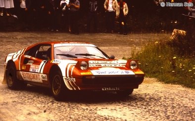 Jean-Claude Andruet - Denise Emmanuelli
14º Int. AvD/STH Hunsrück Rallye 1981. Ferrari 308 GTB (2948 JZ 92). Abandonó por accidente quedando 118º.

Del 31 de Julio al 1 de Agosto, en Idar Oberstein, Alemania.

Superficie: asfalto y grava con un total de 1017.00 km de los que 566.88 km divididos en 28 tramos eran especiales.

Tomaron la salida 247 equipos, finalizaron 172.

© Herman Sels
@
Palabras clave: Jean-Claude_Andruet;Ferrari;GTB;Hunsruck_Rallye;1981