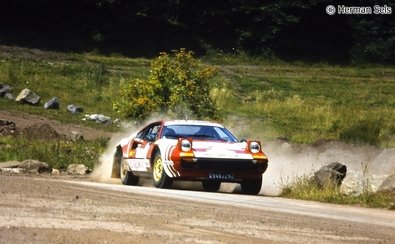 Jean-Claude Andruet - Denise Emmanuelli
14º Int. AvD/STH Hunsrück Rallye 1981. Ferrari 308 GTB (2948 JZ 92). Abandonó por accidente quedando 118º.

Del 31 de Julio al 1 de Agosto, en Idar Oberstein, Alemania.

Superficie: asfalto y grava con un total de 1017.00 km de los que 566.88 km divididos en 28 tramos eran especiales.

Tomaron la salida 247 equipos, finalizaron 172.

© Herman Sels
@
Palabras clave: Jean-Claude_Andruet;Ferrari;GTB;Hunsruck_Rallye;1981