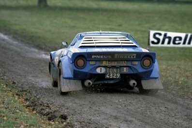 Markku Alén - Ilkka Kivimäki
30º Lombard RAC Rally 1981. Lancia Stratos HF (TO N14329). Abandonó por accidente en SS20 Kershope North.

Última aparición del Lancia Stratos en el Campeonato del Mundo de Rallys.

Del 22 al 24 de Noviembre, Chester, Cheshire, Inglaterra.
Superficie: asfalto - tierra.

El Rally tenia un total de 2720.00 km de los que 722.00 km divididos en 65 tramos eran especiales.

Se inscribieron 154 equipos, tomaron la salida 151, finalizaron 54.@
Palabras clave: Markku_Alen;Lancia;Stratos;Gran_Bretaña;1981;Parque_cerrado;RAC_Rally;Inglaterra