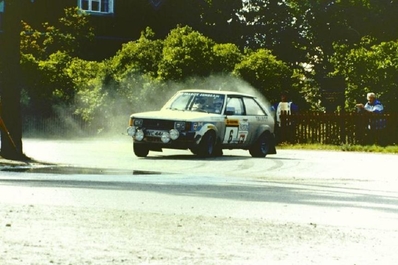 Henri Toivonen - Fred Gallagher
31º 1000 Lakes Rally 1981. Talbot Sunbeam Lotus (NVC 444W). Abandonó por el distribuidor en SS40 Lauttajarvi de 12.55 Km.

Del 28 al 30 de Agosto, Jyväskylä, Finlandia.
Superficie: tierra - grava.

El Rally tenia un total de 1418.89 km de los que 453.09 km divididos en 48 tramos eran especiales, (2 de ellas fueron canceladas SS11 y SS37 Ristijarvi de 13.20 Km).

Se inscribieron 152 equipos, tomaron la salida 146, finalizaron 66.@
Palabras clave: Henri_Toivonen;Talbot;Sunbeam;Lotus;Finlandia;1981