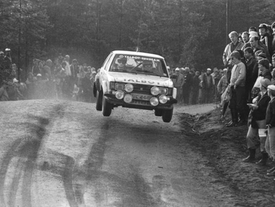 Henri Toivonen - Fred Gallagher
31º 1000 Lakes Rally 1981. Talbot Sunbeam Lotus (NVC 444W). Abandonó por el distribuidor en SS40 Lauttajarvi de 12.55 Km.

Del 28 al 30 de Agosto, Jyväskylä, Finlandia.
Superficie: tierra - grava.

El Rally tenia un total de 1418.89 km de los que 453.09 km divididos en 48 tramos eran especiales, (2 de ellas fueron canceladas SS11 y SS37 Ristijarvi de 13.20 Km).

Se inscribieron 152 equipos, tomaron la salida 146, finalizaron 66.@
Palabras clave: Henri_Toivonen;Talbot;Sunbeam;Lotus;Finlandia;1981;
